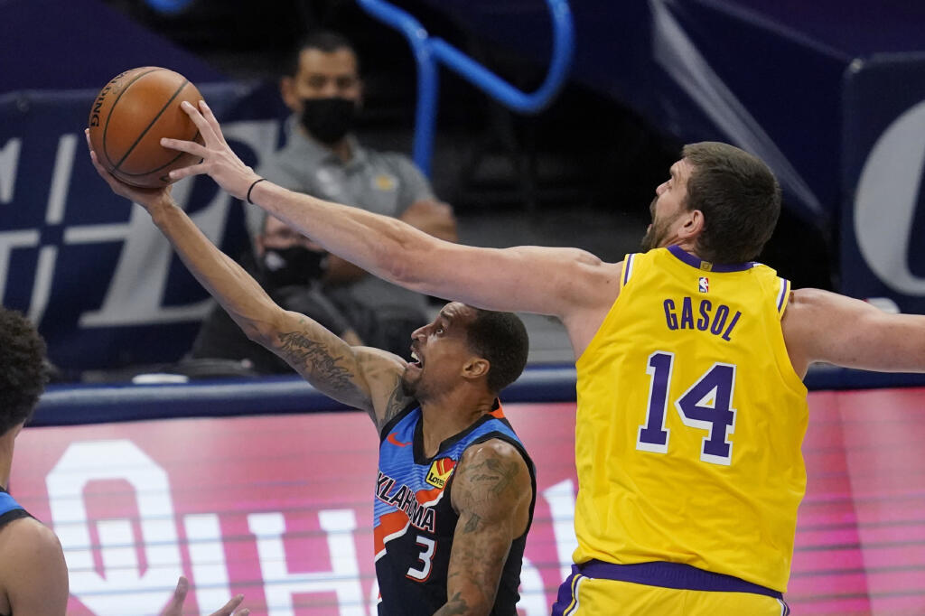 Hráč Los Angeles Lakers Marc Gasol (vpravo) bráni Georgea Hilla z Oklahomy City Thunder v basketbalovom zápase zámorskej NBA v Oklahoma City 13. januára 2021.