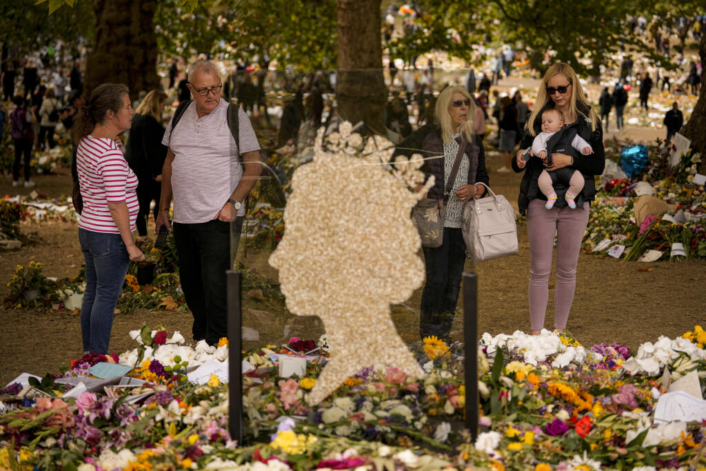 Ľudia prinášajú kvety na pamiatku zosnulej britskej kráľovnej Alžbety II. do Green Parku, jedného z ôsmich kráľovských parkov v Londýne, deň po panovníčkinom pohrebe.