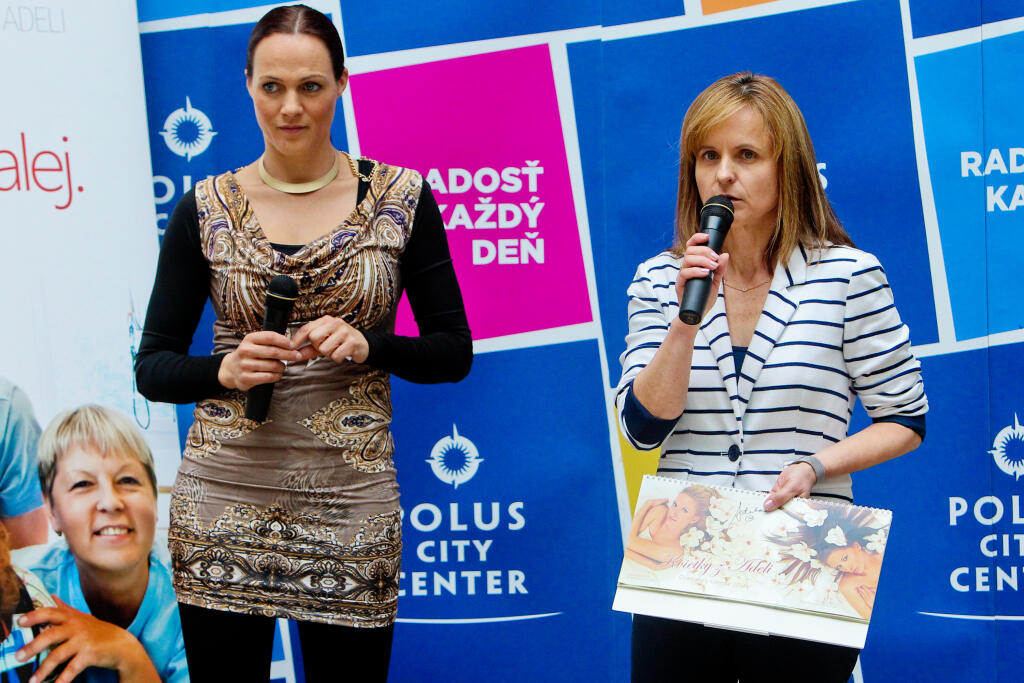 Na snimke zlava moderatorka Adriana Polakova a predsednicka obcianskeho zdruzeni APPA Miriam Juhanesovicova pocas vernisaze fotografii a krstu charitativneho kalendara na rok 2014 ,,Kvietky z ADELI“.