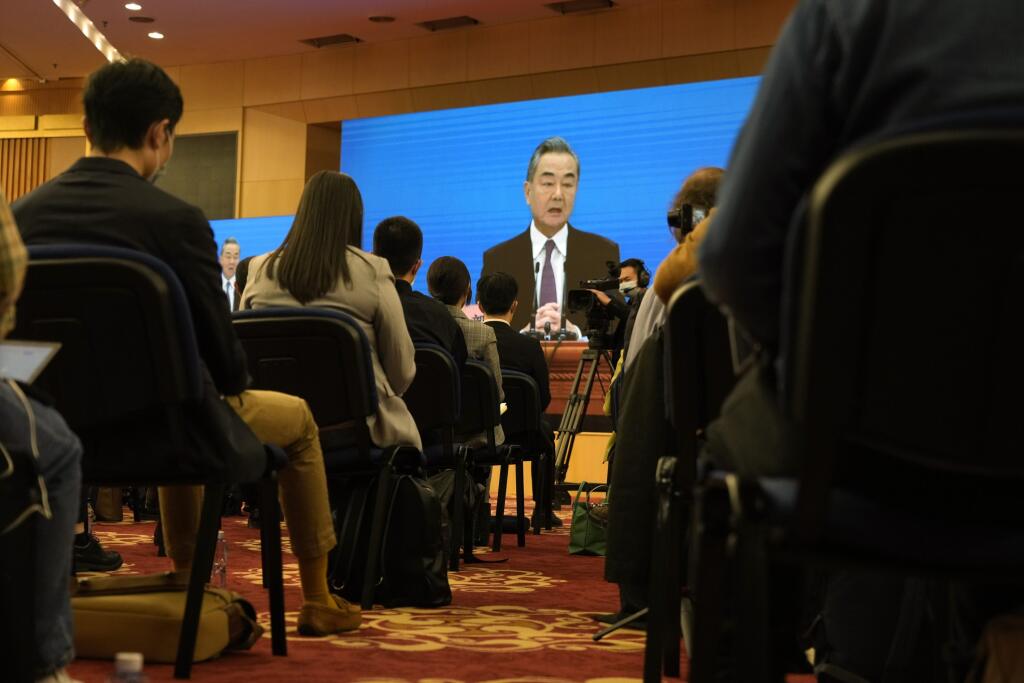 JB 20 Peking - Čínsky minister zahraničných vecí Wang I rozpráva počas video tlačovej konferencie v rámci výročného zasadnutia Celočínskeho zhromaždenia ľudových zástupcov (NPC) v Pekingu 7. marca 2022. Wang I v pondelok uviedol, že priateľstvo medzi Pekingom a Moskvou ostáva aj naďalej veľmi silné, a to aj napriek medzinárodnému odsúdeniu prebiehajúcej ruskej invázie na Ukrajinu. Wang I zároveň ponúkol pomoc Číny pri sprostredkovaní mieru, informovali agentúry AFP a Reuters. Podľa šéfa čínskej 