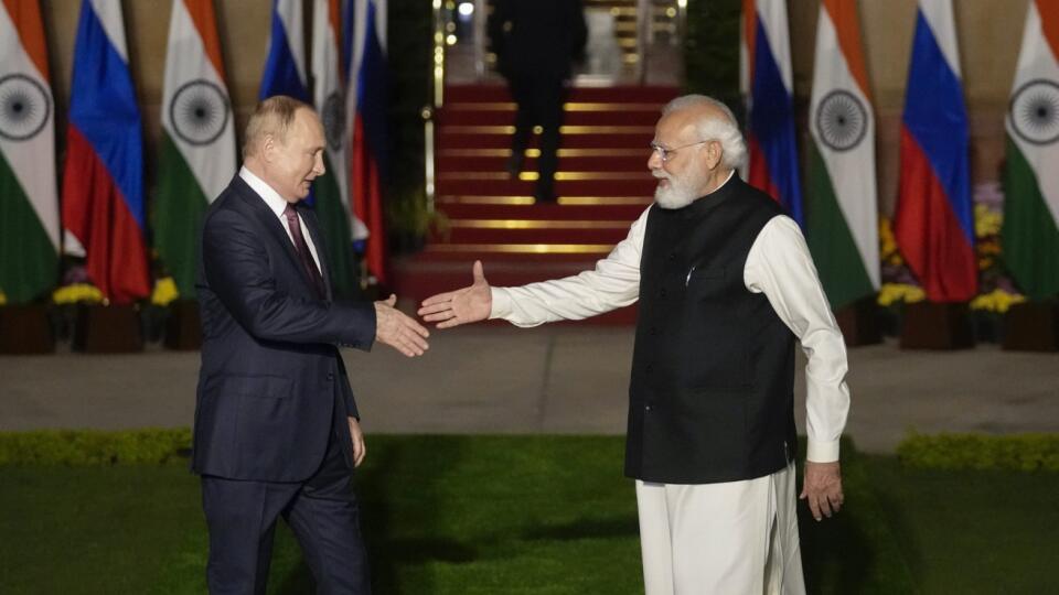 EBE 40 Naí Dillí - Na snímke zľava ruský prezident Vladimir Putin a indický premiér Naréndra Módí sa vítajú počas stretnutia v Naí Dillí 6. decembra 2021. FOTO TASR/AP
Russian President Vladimir Putin, left and Indian Prime Minister Narendra Modi greet each other before their meeting in New Delhi, India, Monday, Dec.6, 2021. (AP Photo/Manish Swarup)