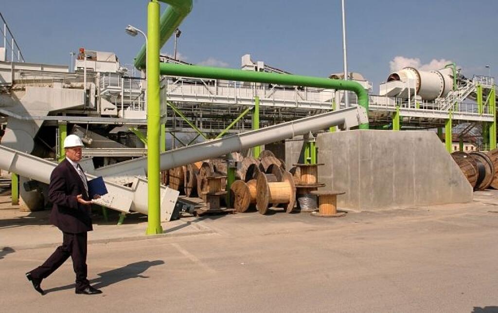 Spoloènos Považský cukor, a. s., investovala 1,2 miliardy Sk do rozšírenia a modernizácie cukrovaru v Trenèianskej Teplej. Investícia umožní zvýši kapacitu spracovania cukrovej repy z doterajších 2 400 na 6 000 ton denne, èím  pod¾a predsedu predstavenstva spoloènosti Ivana Kardoša viac ako dvojnásobne vzrastie produkcia cukrovaru. Na snímke predseda predstavenstva spoloènosti Ivan Kardoš kráèa pri dopravníku na rezky cukrovej repy.  FOTO TASR - Radovan Stoklasa
