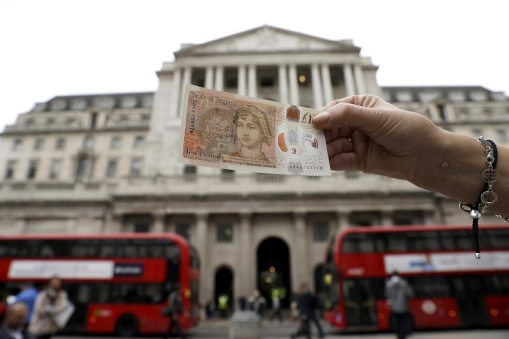 KK9 Londýn - Na snímke nová britská desaťlibrová bankovka vyrobená z polyméru 14. septembra 2017 v Londýne. Platidlo s vyobrazením spisovateľky Jane Austenovej prichádza po štvormesačnom období, počas ktorého neboli v Británii bankovky s vyobrazením ženy - s výnimkou kráľovnej Alžbety II. FOTO TASR/AP
One of the new British 10 pound notes is posed for photographs outside the Bank of England in the City of London, Thursday, Sept. 14, 2017. The new polymer note, released for circulation on Thursd