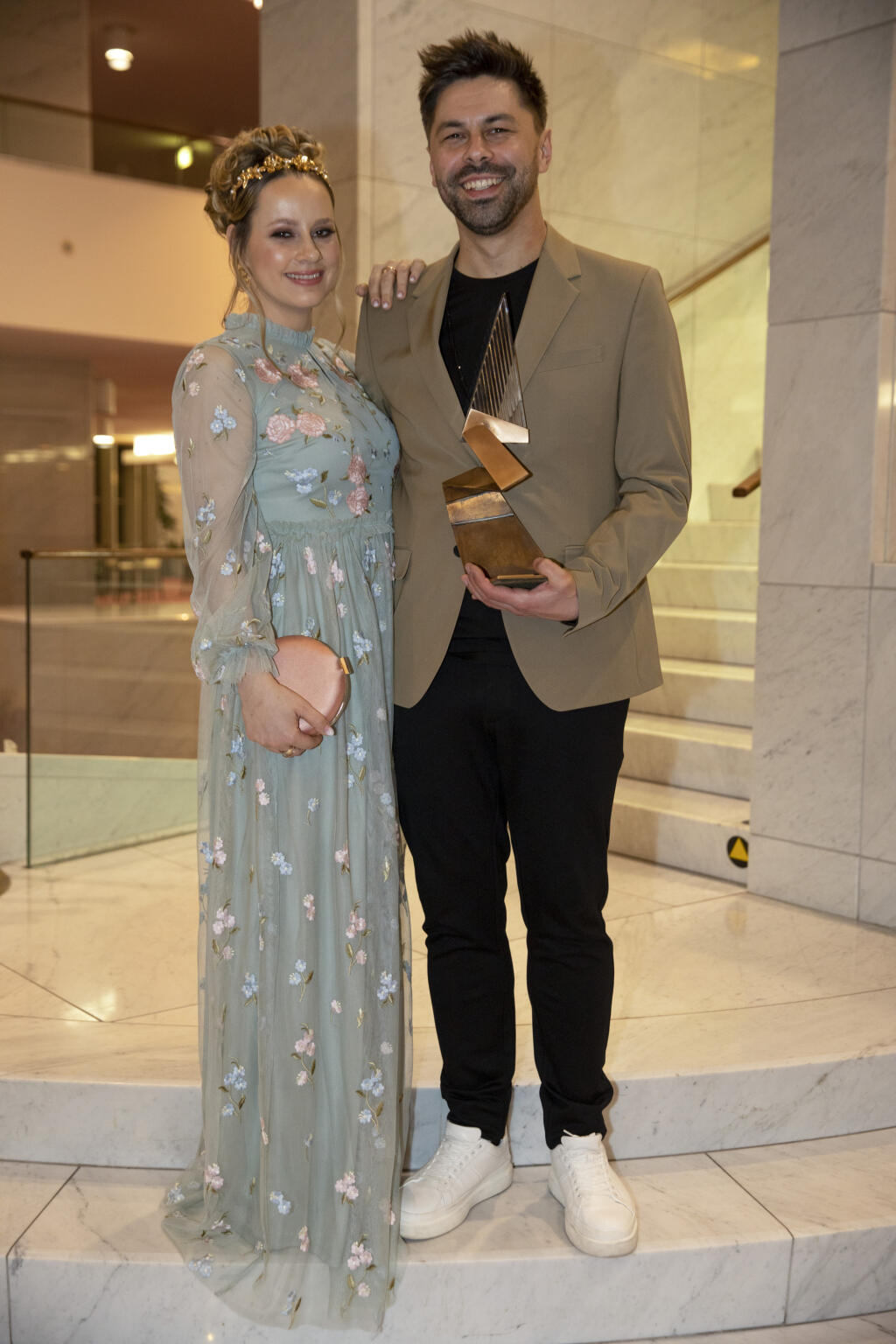 Adam Ďurica s manželkou na after party Krištáľového krídla 2023 v novej budove SND.