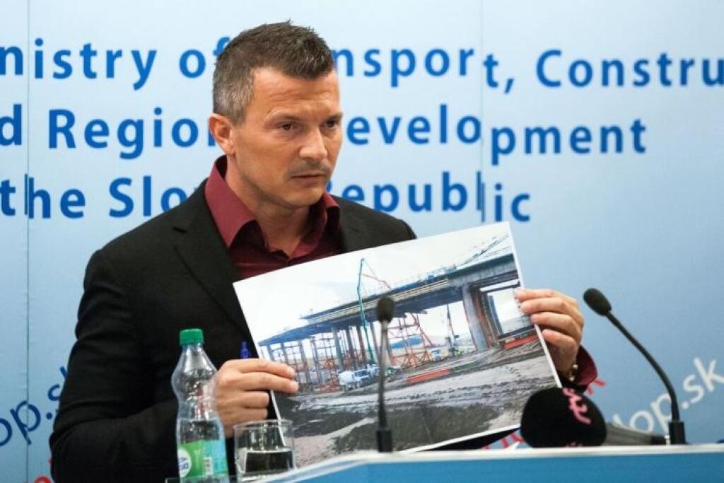 Spadnutá diaľnica: Štát stále nepozná strom dodávateľov