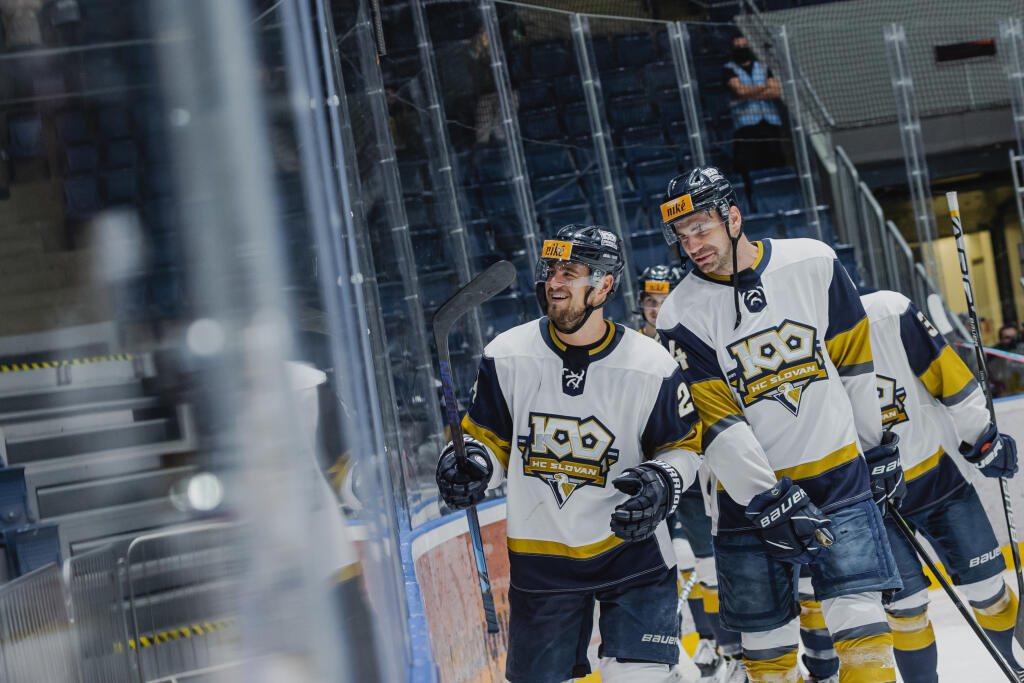 Na snímke radosť hráčov Slovana po skončení zápasu 1.kola Tipos Extraligy 2021/2022 medzi HC Slovan Bratislava a HK Dukla Trenčín.