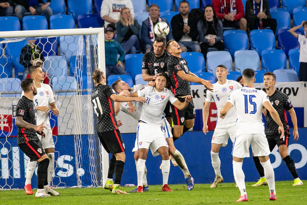 Slovenskí reprezentanti prehrali v dôležitom kvalifikačnom zápase v boji o postup na MS 2022 v Katare s favorizovaným Chorvátskom 0:1.