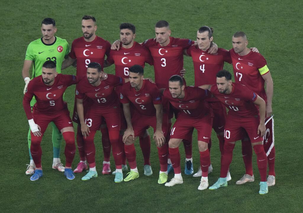 JB 57 Rím - Tureckí futbalisti pózujú pred zápasom A-skupiny Turecko - Taliansko na EURO 2020 vo futbale v Ríme 11. júna 2021. FOTO TASR/AP
Turkey starting players pose for a team photo at the beginning of the Euro 2020 soccer championship group A match between Turkey and Italy at the Rome Olympic stadium, Friday, June 11, 2021. (AP Photo/Andrew Medichini, Pool)