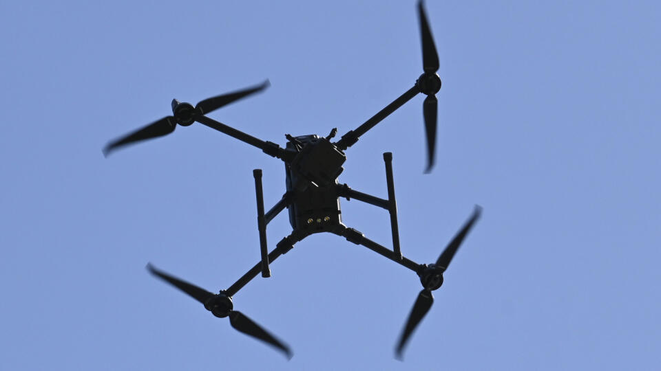Na snímke ukážka letu dronu počas seminára Ako sa stať pilotom dronu a bezpečne lietať, ktorý usporiadala Asociácia Mám Dron v areáli Trenčianskej univerzity Alexandra Dubčeka v Trenčíne v nedeľu 14. mája 2022. FOTO TASR - Radovan Stoklasa