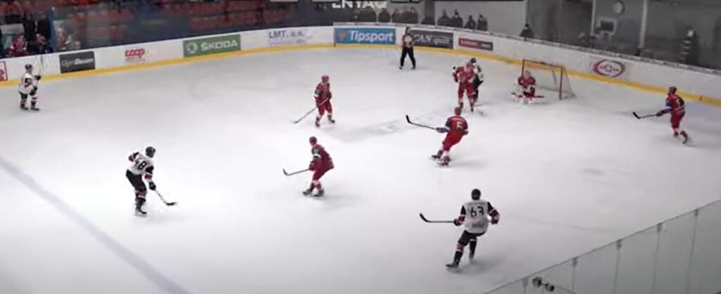 Obranca HC Slovan Daniel Gachulinec napriahol od modrej a zasahuje domáceho brankára Patrika Kozla.