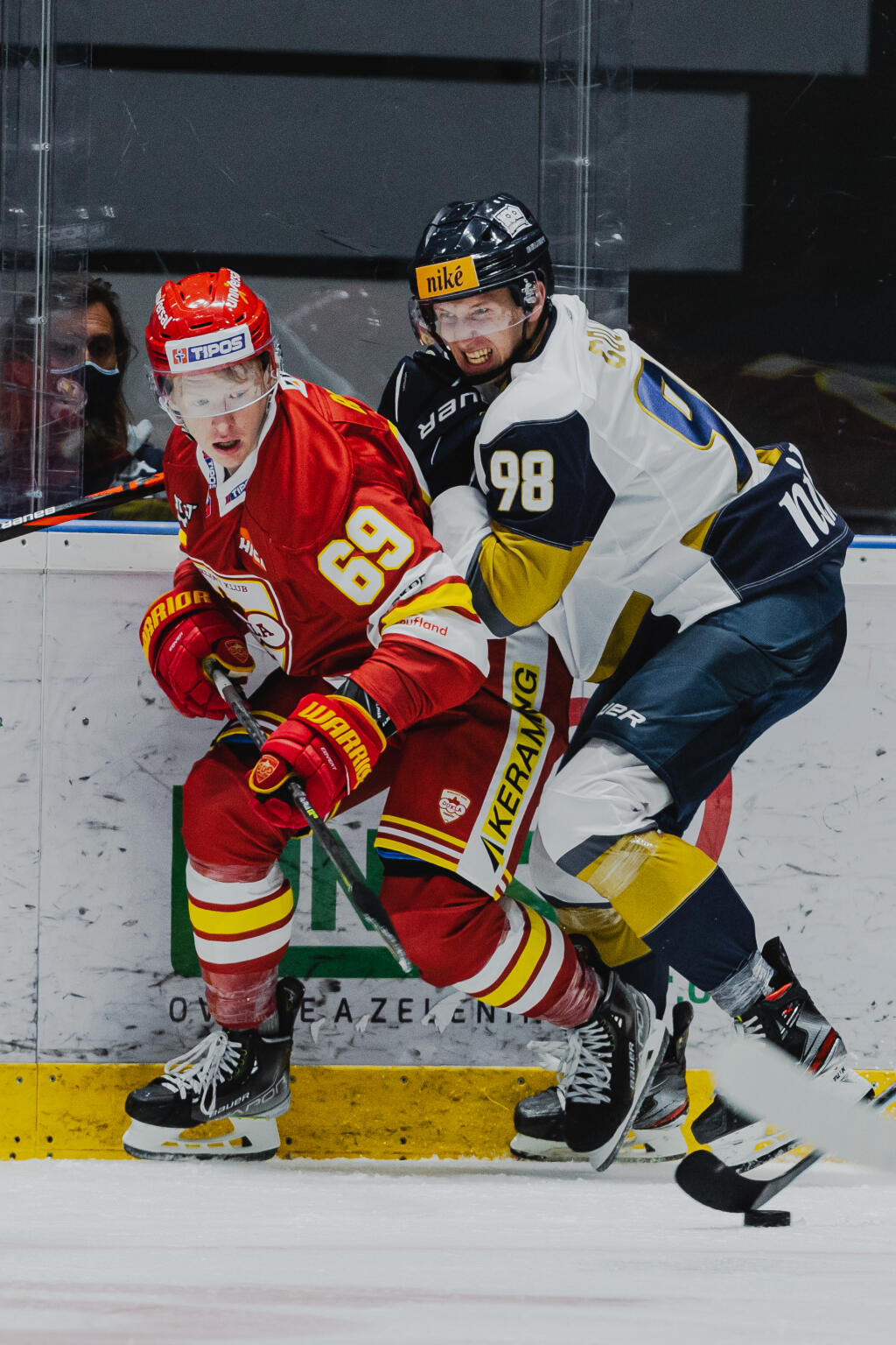 Na snímke Andrej Golian (Slovan) a Šimon Beták (Trenčín) počas zápasu 1.kola Tipos Extraligy 2021/2022 medzi HC Slovan Bratislava a HK Dukla Trenčín.