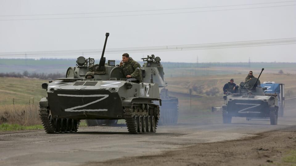 WA 5 Mariupol - Ruské armádne vozidlá na ceste neďaleko čiernomorského obliehaného mesta Mariupol počas 54. dňa ruskej invázie na Ukrajinu v pondelok 18. apríla 2022. Ukrajinský prezident Volodymyr Zelenskyj v pondelok večer oznámil, že Rusko začalo rozsiahlu ofenzívu na východe Ukrajiny. FOTO TASR/AP
Russian military vehicles move on a highway in an area controlled by Russian-backed separatist forces near Mariupol, Ukraine, Monday, April 18, 2022. Mariupol, a strategic port on the Sea of Az