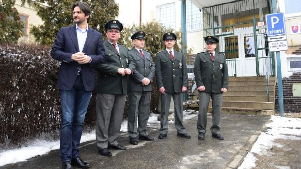 Povzbudiť policajtov v ich práci bolo podľa premiéra Roberta Fica cieľom jeho návštevy na obvodnom policajnom oddelení v Moldave nad Bodvou (okr. Košice okolie). Na snímke minister vnútra SR Robert Kaliňák (vľavo) a policajti čakajú na príchod premiéra. Moldava nad Bodvou v sobotu 1. februára 2014. FOTO TASR – Milan Kapusta
