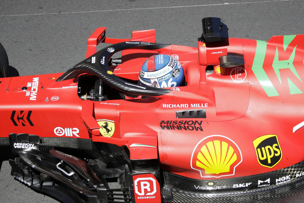 Monačan Charles Leclerc robí s vozom Ferrari, čo je v jeho silách.
