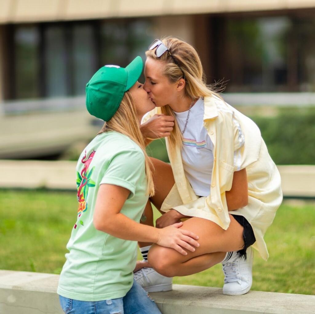Brankárka Barbora Votiková tvrdí, že v šatni je prevaha lesbičiek. Ona randí s pokrovou hráčkou Barborou Mlejnkovou.