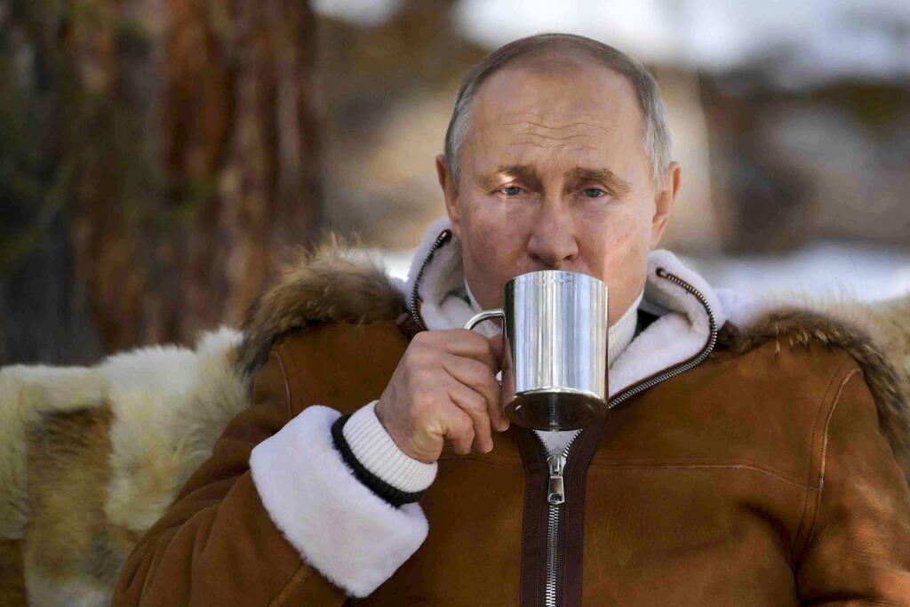 JB 38 Sibír - Ruský prezident Vladimir Putin pije zo šálky počas víkendovej návštevy tajgy na Sibíri 21. marca 2021. Vladimir Putin a ruský minister obrany Sergej Šojgu strávili víkend v tajge na Sibíri. FOTO TASR/AP

In this photo made available on Sunday, March 21, 2021, Russian President Vladimir Putin drinks during a brake in a taiga forest in Russia's Siberian region in Russia. Putin and Russia Defense Minister Sergei Shoigu are spending this weekend in Siberia, said Kremlin spokesman Dmitr
