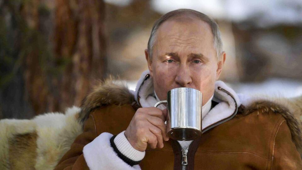 JB 38 Sibír - Ruský prezident Vladimir Putin pije zo šálky počas víkendovej návštevy tajgy na Sibíri 21. marca 2021. Vladimir Putin a ruský minister obrany Sergej Šojgu strávili víkend v tajge na Sibíri. FOTO TASR/AP
In this photo made available on Sunday, March 21, 2021, Russian President Vladimir Putin drinks during a brake in a taiga forest in Russia's Siberian region in Russia. Putin and Russia Defense Minister Sergei Shoigu are spending this weekend in Siberia, said Kremlin spokesman Dmitr