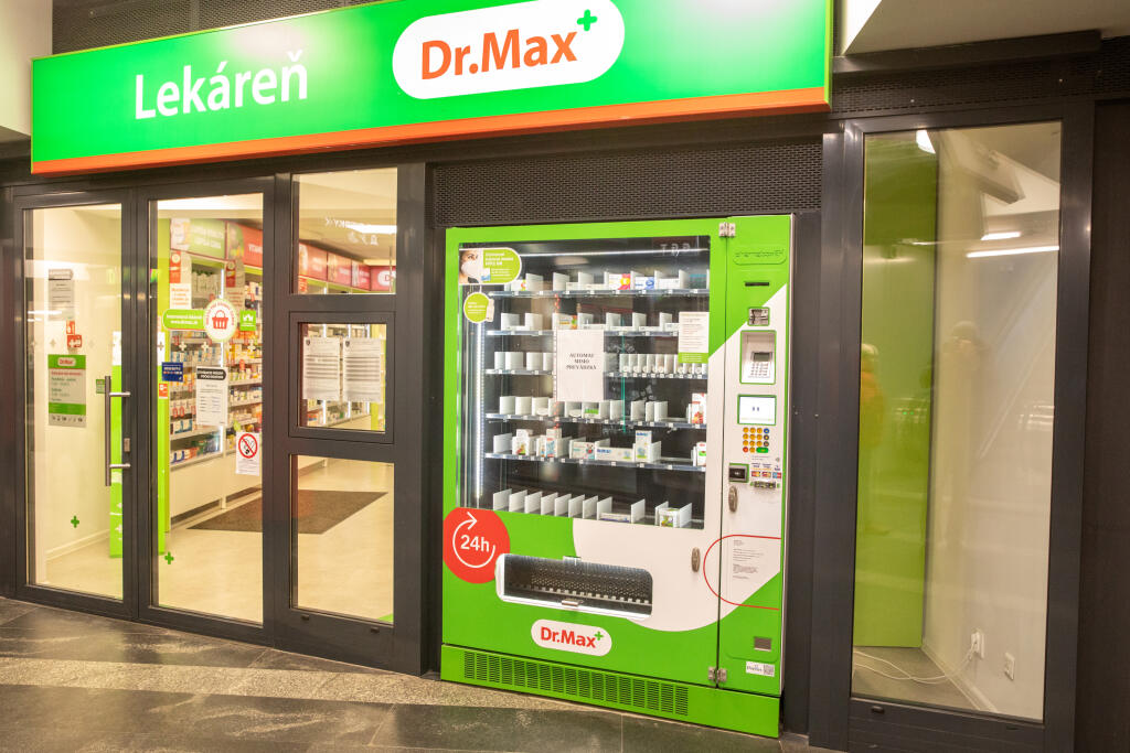 Na snímke je automat na lieky v podchode na Račiaskom Mýte.