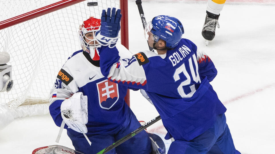 JB 16 Edmonton - Slovenský brankár Šimon Latkóczy (vľavo) sleduje ako jeho spoluhráč Andrej Golian zráža puk vo vuduchu v zápase A-skupiny SLOVENSKO - Nemecko na MSJ do 20 rokov v kanadskom Edmontone 28. decembra 2020. FOTO TASR/AP
Slovakia defenseman Andrej Golian (24) knocks the puck out of the air as goalie Simon Latkoczy (30) watches during the second period of the team's IIHF World Junior Hockey Championship game against Germany in Edmonton, Alberta, Monday, Dec. 28, 2020. (Jason Franson/