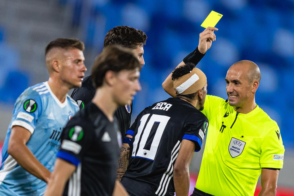 Na snímke rozhodca Michael Fabbri a Carlos Zeca počas zápasu F skupiny Európskej konferenčnej ligy medzi ŠK Slovan Bratislava a FC Kodaň.