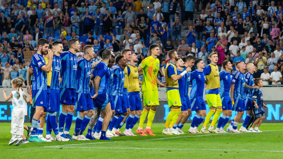 Prvý zápas 3. predkola Ligy Majstrov ŠK Slovan Bratislava - APOEL FC. Na snímke ďakovačka hráčov Slovana po zápase. 