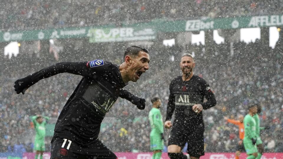 JB 47 Saint-Etienne - Hráč PSG Angel Di Maria (vľavo) oslavuje gól po tom, ako skóroval vo futbalovom zápase francúzskej Ligue 1 Saint-Etienne - Paríž St. Germain v Saint-Etienne 28. novembra 2021. FOTO TASR/AP

PSG's Angel Di Maria celebrates after scoring during the French League One soccer between Saint-Etienne and Paris Saint Germain, in Saint-Etienne, central France, Sunday, Nov. 28, 2021. (AP Photo/Laurent Cipriani)