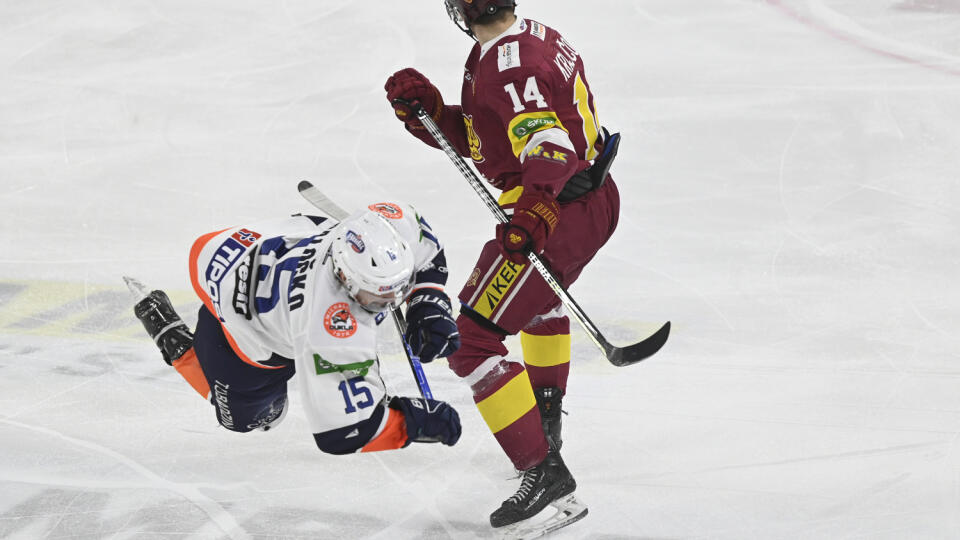 Na snímke zľava Matúš Paločko (Michalovce) a Andrej Krajčovič (Dukla) vo štvrtom zápase kvalifikácie o postup do play off Tipos extraligy HK Dukla Trenčín - HK Dukla Ingema Michalovce v Trenčíne v nedeľu 12. marca  2023. FOTO TASR - Radovan Stoklasa