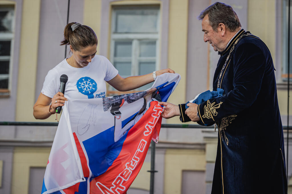 Na snímke slovenská lyžiarka Petra Vlhová obdarováva primátora Jána Blcháča na pódiu počas podujatia Švábkafest 2021 v Liptovskom Mikuláši.