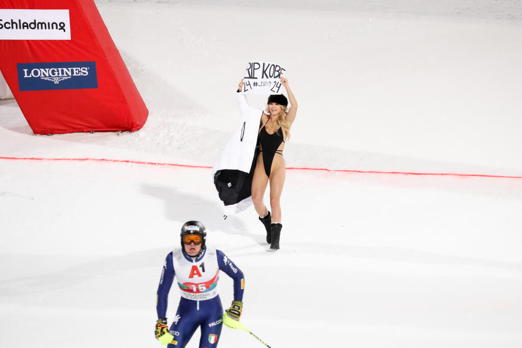 KINSEY WOLANSKI (Finále Ligy majstrov v roku 2019) - Kto by ju nepoznal? Vo finále Ligy majstrov medzi Tottenhamom a Liverpoolom vybehla sexi Kinsey na ihrisko a ukázala aj to, čo nemala. Za pár minút Američanke neuveriteľne stúpol počet sledovateľov na instagrame z niekoľko tisíc na milióny, jej hviezdička žije dodnes a pravidelne ju udržuje pri živote, keďže odvtedy prerušila Svetový pohár v lyžovaní aj SuperBowl.