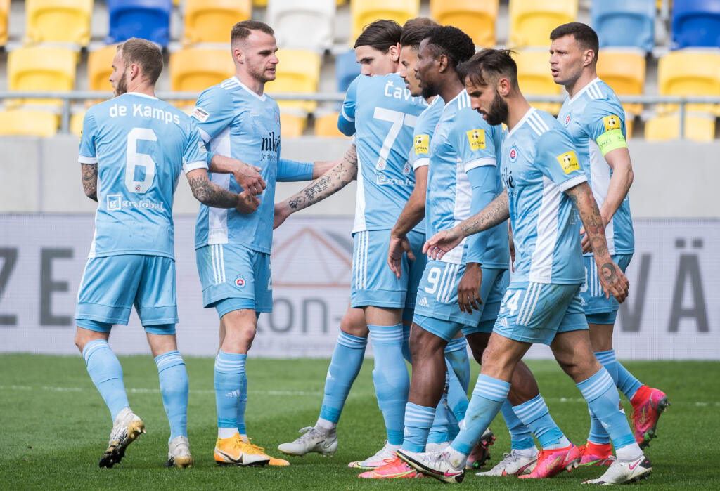 Futbalisti Slovana sa tešia po strelení úvodného gólu zo značky pokutového kopu počas zápasu 4. kola nadstavbovej časti Fortuna ligy v skupine o titul FC DAC 1904 Dunajská Streda - ŠK Slovan Bratislava v Dunajskej Strede v nedeľu 11. apríla 2021. FOTO TASR - Martin Baumann