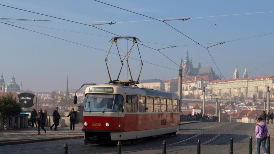 Muž vyčíňa v pražských električkách.