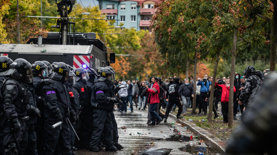 Pred budovou Úradu vlády Slovenskej republiky sa konal protest futbalových ultras fanúšikov z celého Slovenska proti opatreniam zavedeným na zabránenie šírenia nákazy Covid19 na Slovensku.