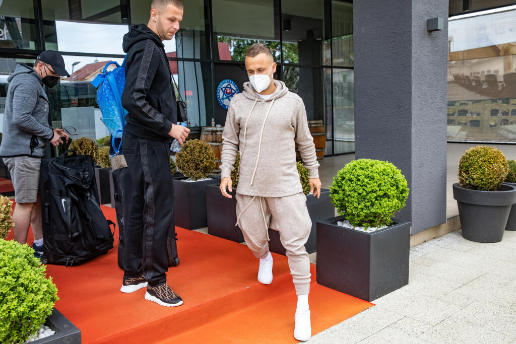 Záložník Neapola Stanislav Lobotka dorazil medzi poslednými.