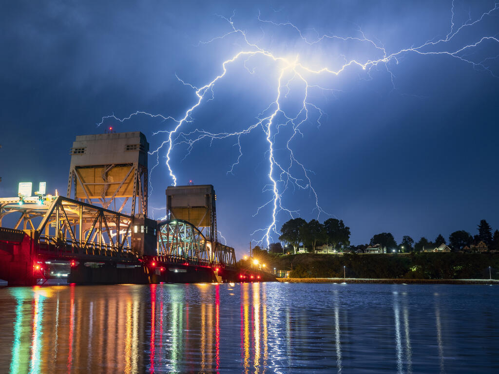 EBE 31 Lewiston - Na snímke blesky nad mestom Lewiston skoro ráno v americkom štáte Idaho vo štvrtok 1. júla 2021. FOTO TASR/AP
A bolt of lighting strikes over Lewiston, Idaho, behind the Interstate Bridge that spans the Snake River into Clarkston, Wash., on the morning of Thursday, July 1, 2021. Multiple thunderstorms moved through the area on Wednesday evening into Thursday morning. (Pete Caster/Lewiston Tribune via AP)