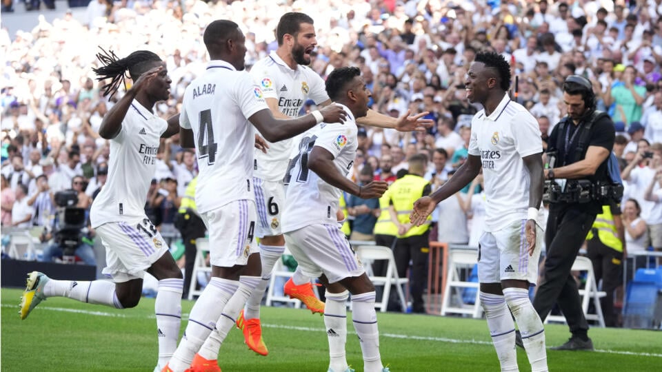 PK 63 Madrid - Na snímke prvý sprava hráč Realu Vinicius Junior sa teší so spoluhráčmi po strelení druhého gólu 5. kola španielskej La Ligy Real Madrid - RCD Mallorca v Madride 11. septembra 2022. FOTO TASR/AP
Real Madrid's Vinicius Junior, right, celebrates after scoring his side's 2nd goal during the Spanish La Liga soccer match between Real Madrid and Mallorca at the Santiago Bernabeu stadium in Madrid, Spain, Sunday, Sept. 11, 2022. (AP Photo/Manu Fernandez)