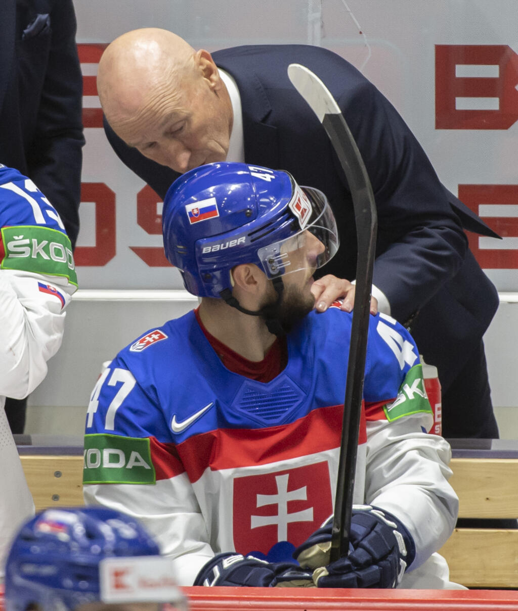 Na snímke hore tréner slovenských hokejistov Craig Ramsay a dole Mário Lunter vo štvrtom zápase slovenskej hokejovej reprezentácie v základnej A - skupine Švajčiarsko - Slovensko na 85. majstrovstvách sveta v ľadovom hokeji v Helsinkách.