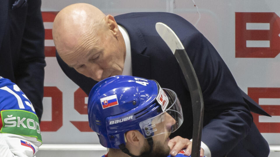 Na snímke hore tréner slovenských hokejistov Craig Ramsay a dole Mário Lunter vo štvrtom zápase slovenskej hokejovej reprezentácie v základnej A - skupine Švajčiarsko - Slovensko na 85. majstrovstvách sveta v ľadovom hokeji v Helsinkách.