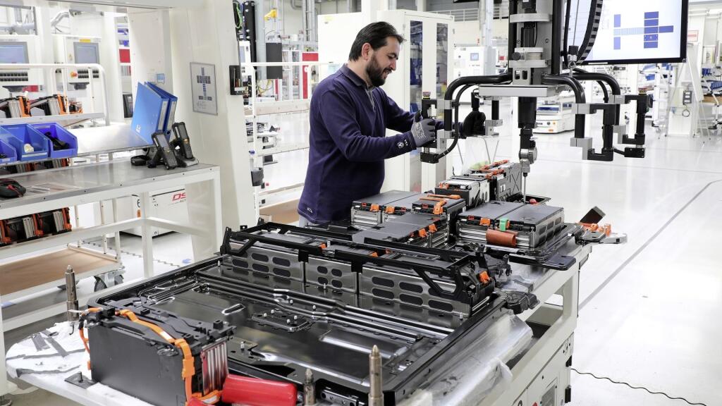 Európska únia dlhé roky nedokáže konkurovať Číne vo výrobe elektrických batérií. Peniaze presunuté na ministerstvo hospodárstva majú rozbehnúť ich výrobu práve na Slovensku.