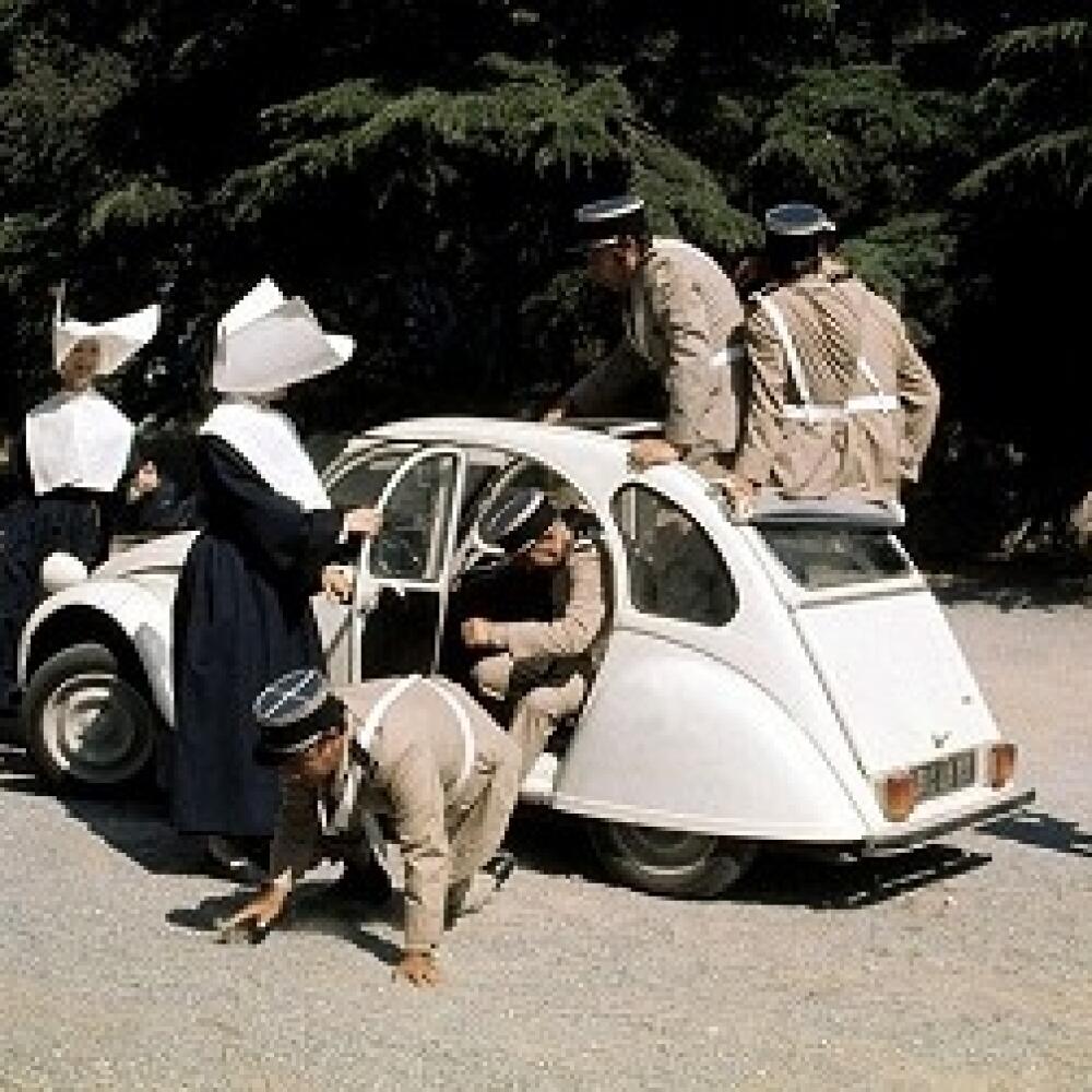 scéna z filmu Žandár zo Saint-Tropez, auto Citroen