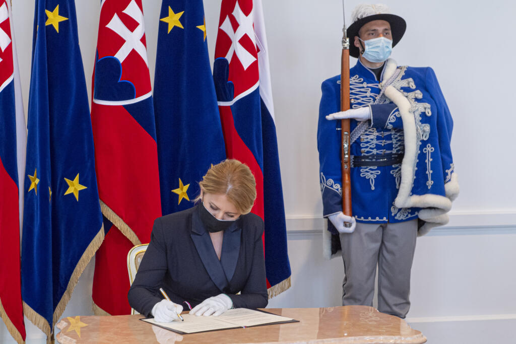 Slávnostné podpísanie Deklarácie o zahranično-politickom smerovaní SR najvyššími ústavnými činiteľmi SR. Na snímke prezidentka SR Zuzana Čaputová. Bratislava, 9. mája 2020. FOTO TASR - Michal Svítok