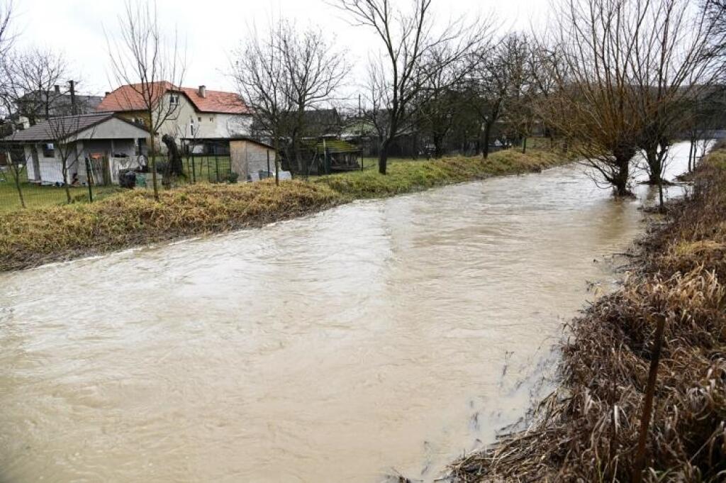Počasie bičuje Slovensko. V Bratislave prevrátil vietor kamión na moste