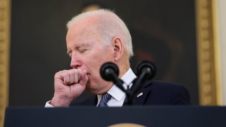 Joe Biden mal počas prejavu zastretý hlas a kašľal, tvrdí, že je iba prechladnutý.