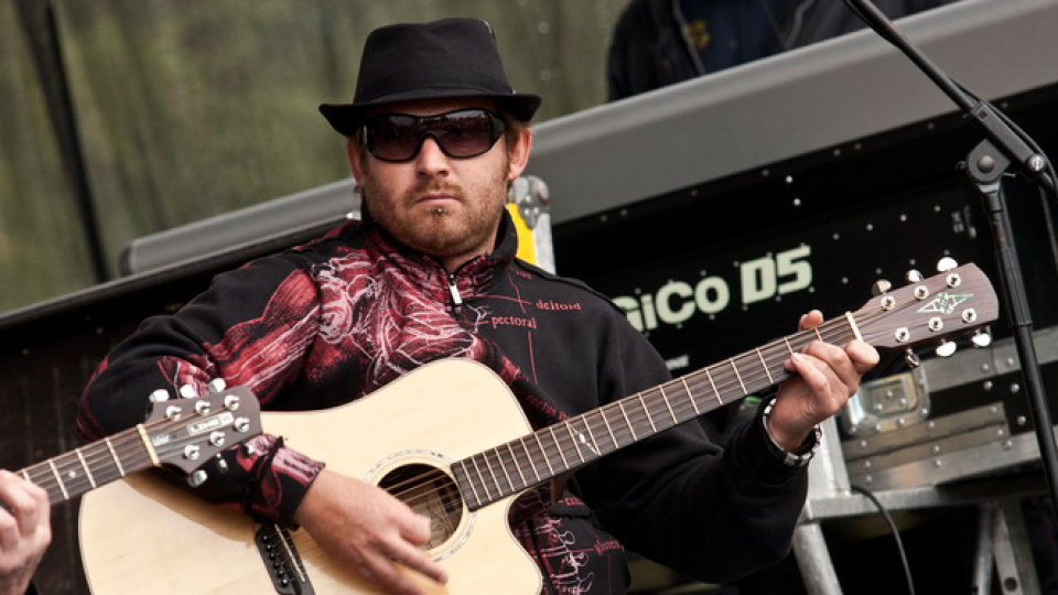 Gitarista Desmodu bude otcom!