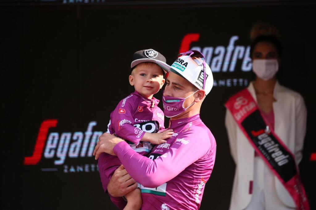 Takto oslavoval Peter Sagan cyklámenový dres z Giro d'Italia so synom Marlonom.