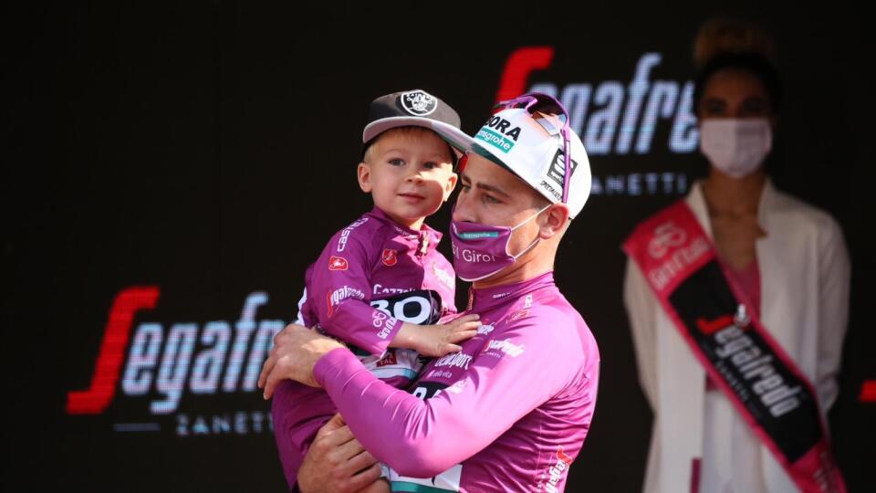 Peter Sagan zobral na pódium aj synčeka Marlona a spolu oslávili úspech strieľaním konfiet.