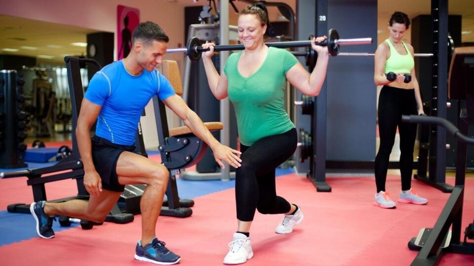 Svaly a kĺby potrebujete zaťažiť systematicky, podľa toho, kde chýbajú a kde potrebujú oporu. To vám správne určí len certifikovaný fitness tréner.