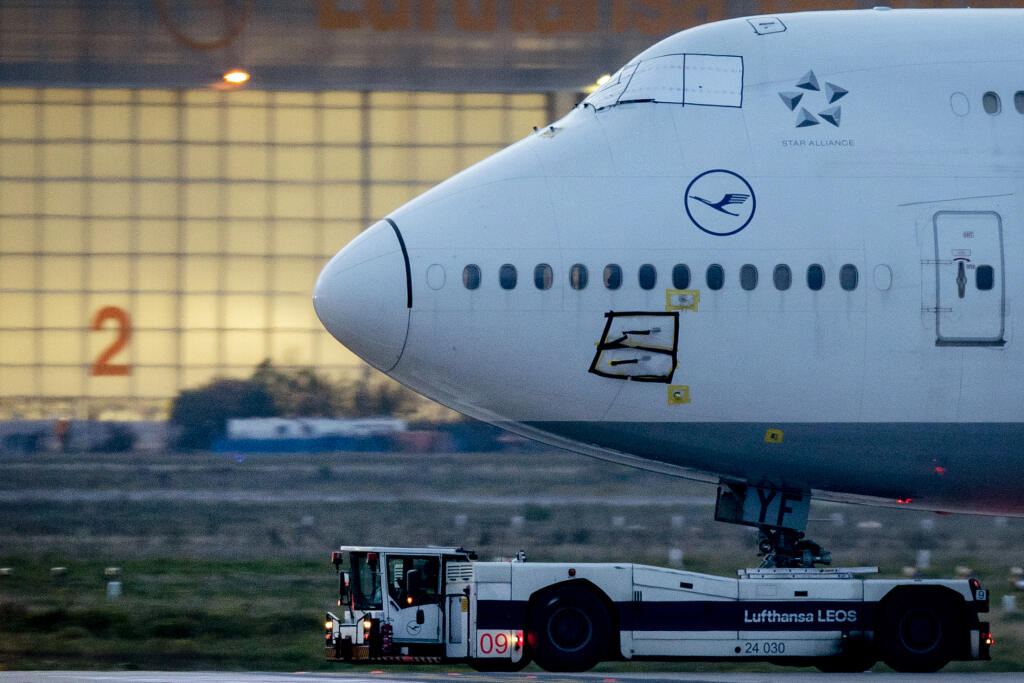 EBE 1 Frankfurt nad Mohanom - Na snímke lietadlo Boeing 747 so zakrytými oknami na parkovacom mieste na letisku vo Frankfurte nad Mohanom vo štvrtok 22. októbra 2020. Nemecká letecká spoločnosť Lufthansa oznámila, že aj v 3. kvartáli zaznamenala stratu. Dôvodom sú cestovné obmedzenia a reštrikcie spojené s pandémiou nového koronavírusu. FOTO TASR/AP
A Lufthansa Boeing 747 with covered windows is pulled to a parking position at the airport in Frankfurt, Germany, Thursday, Oct. 22, 2020. (AP Photo