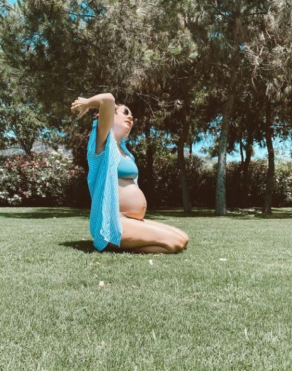 Na záberoch sa oblečená v bikinách pochválila svojim fanúšikom už poriadne veľkým bruškom.