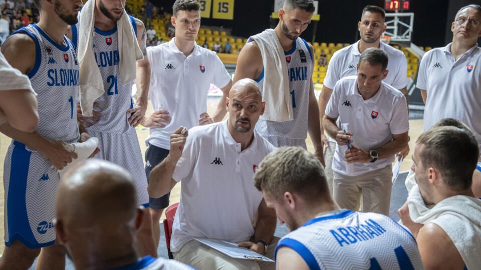 Žan Tabak s basketbalovými reprezentantmi.