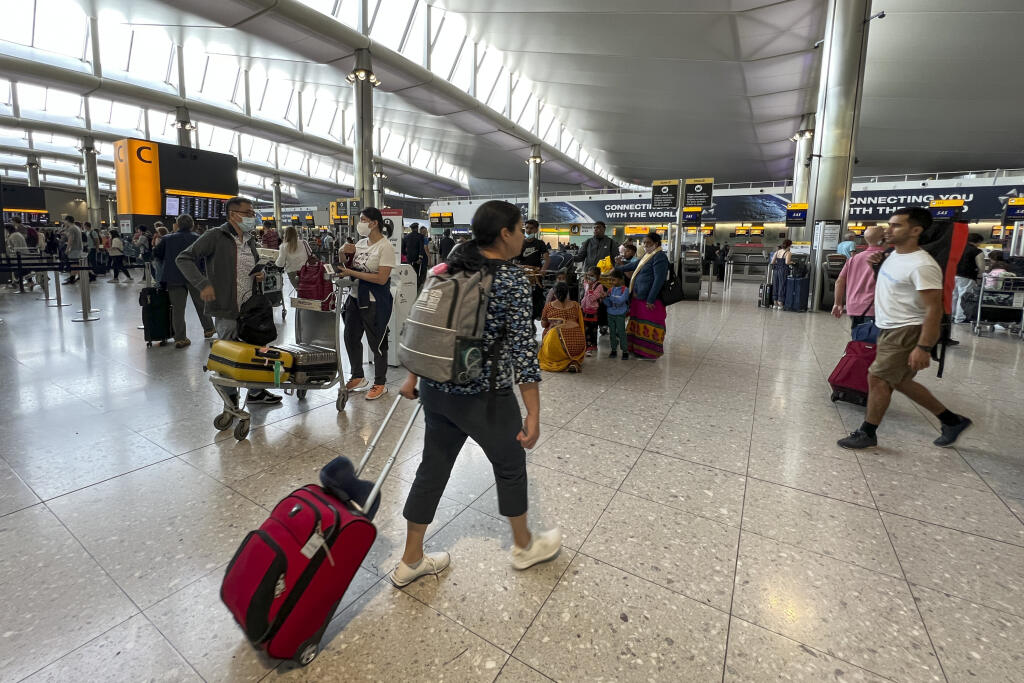 PK 59 archív Londýn - Na archívnej snímke z 13. júla 2022 cestujúci sa pohybujú v terminále letiska Heathrow v Londýne. Letisko Heathrow oznámilo, že v pondelok 19. septembra bude jeho prevádzka v určitých časoch počas dňa obmedzená. Dôvodom je zabrániť narušeniu priebehu pohrebu kráľovnej Alžbety II. FOTO TASR/AP

FILE - Travelers at Heathrow Airport in London, Wednesday, July 13, 2022. Mixed signals are emerging about travel in Europe heading into the winter season. British Airways is cutting 